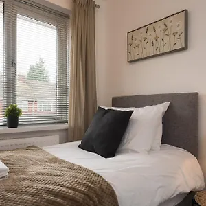 Superb 3 Bedroom House With Private Parking And Garden - The Nicholson Holiday home